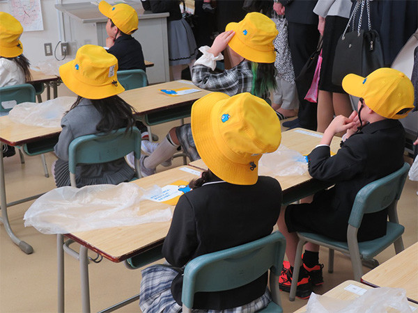 北広島市と雨竜町の新1年生に交通安全帽子を贈呈 | お知らせ