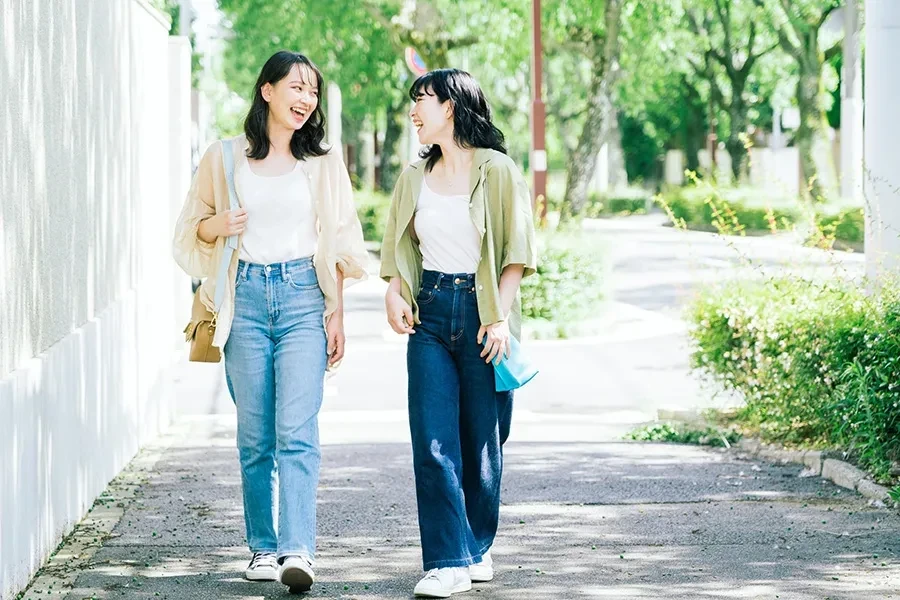 談笑しながら歩く女友達