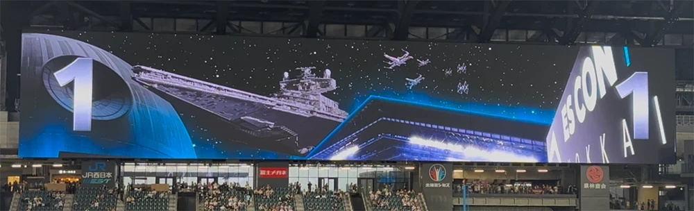 スター・ウォーズ仕様の大型ビジョンの映像