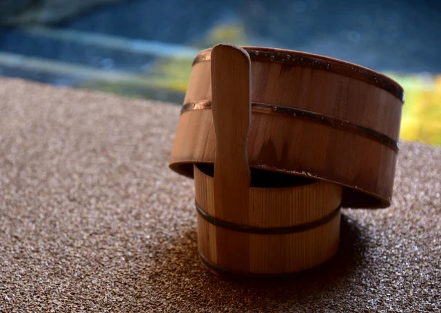 木製のタライと手桶