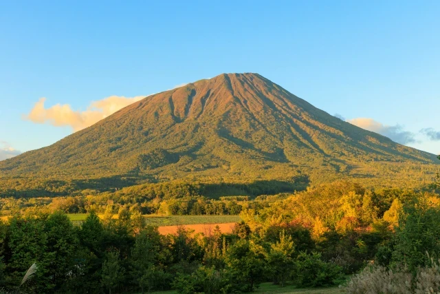 秋が訪れた夕日に染まる羊蹄山