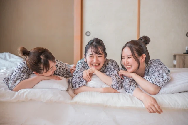 女子旅・布団でくつろぐ女性たち