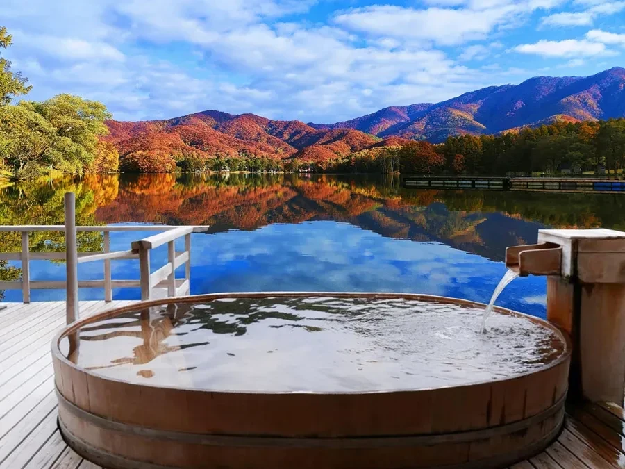 紅葉と温泉のイメージ