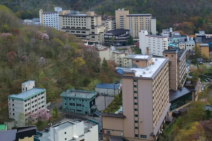 春の登別温泉街