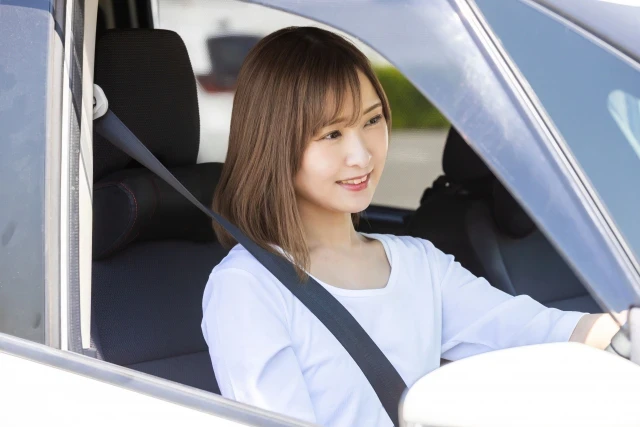 車を運転する女性