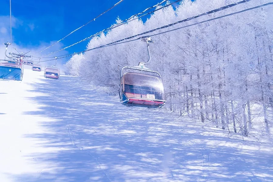 スキー場のリフトと青空