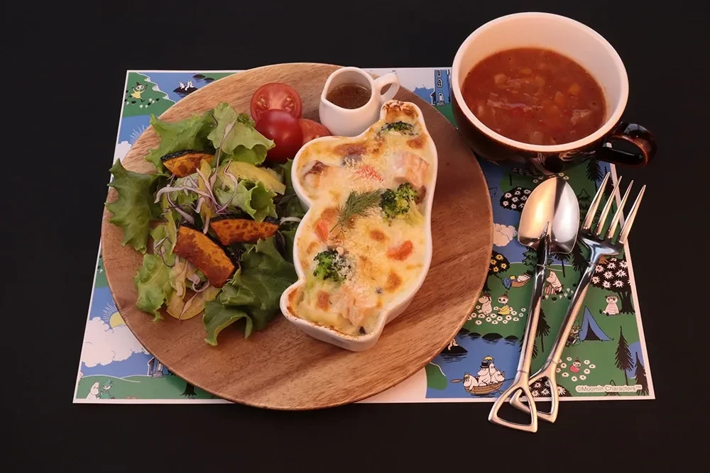 ムーミンの北海道産鮭と彩り野菜のクリームドリア（サラダ、ミネストローネ付き）