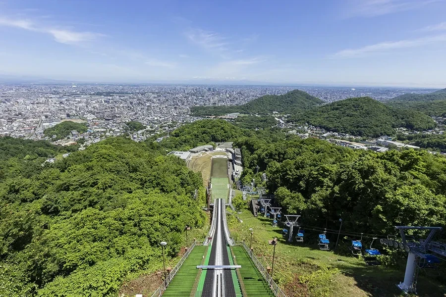 大倉山ジャンプ台アプローチと札幌市内眺望