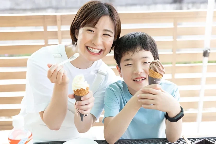 ソフトクリームを食べる女性と子ども