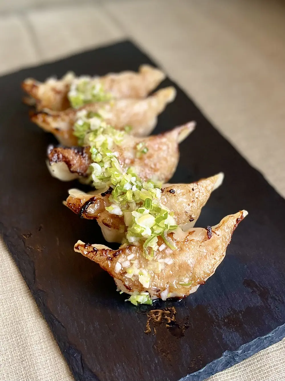 旨味溢れるコリコリ牛タン餃子