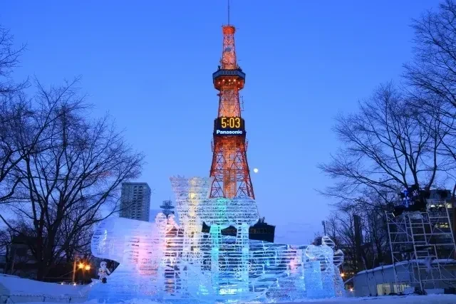 虹色の氷像