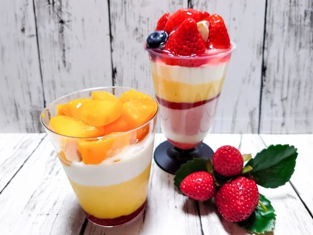 イチゴパフェとマンゴーのミニパフェ