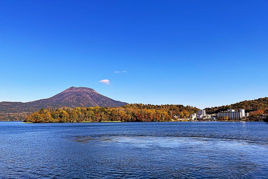 紅葉の阿寒湖