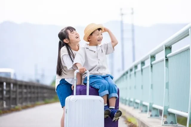 旅行ではしゃぐ兄妹