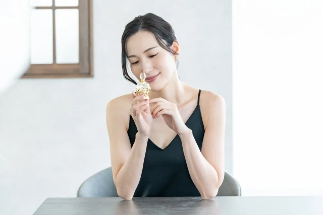 フレグランスを持つ女性