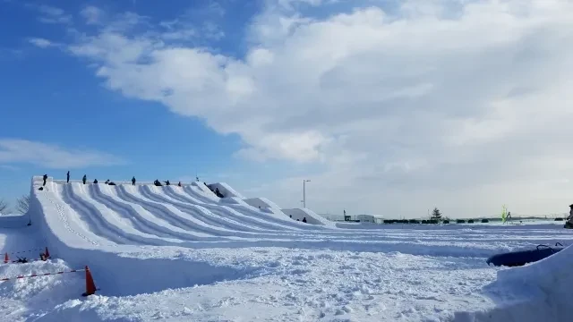 さっぽろ雪まつりの雪の滑り台