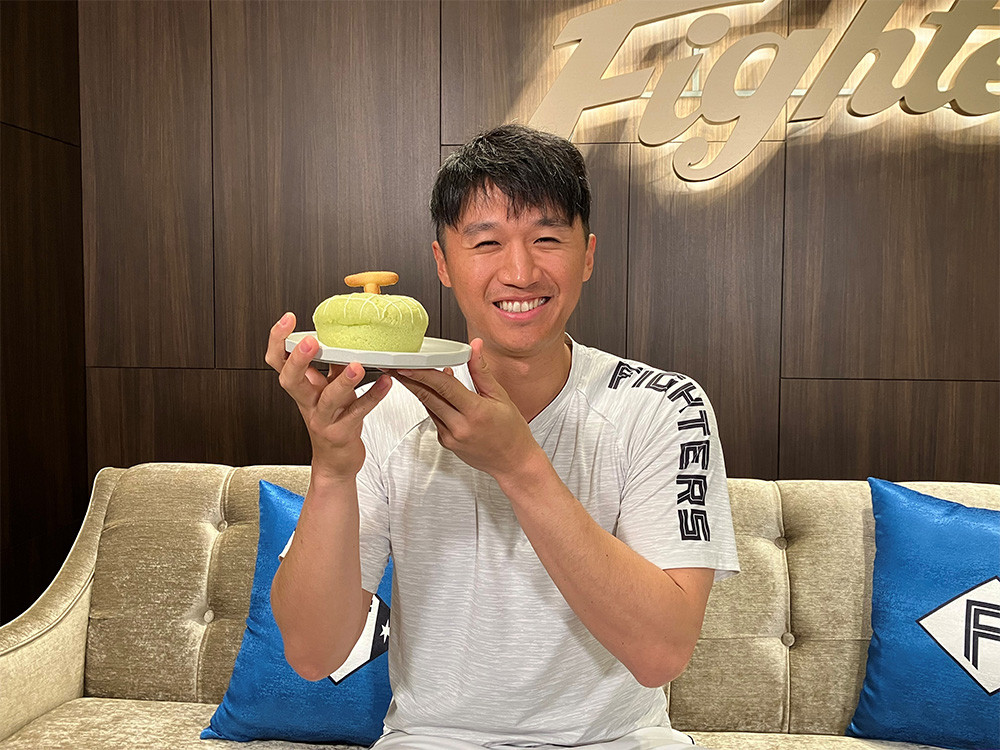 パンを持った加藤選手