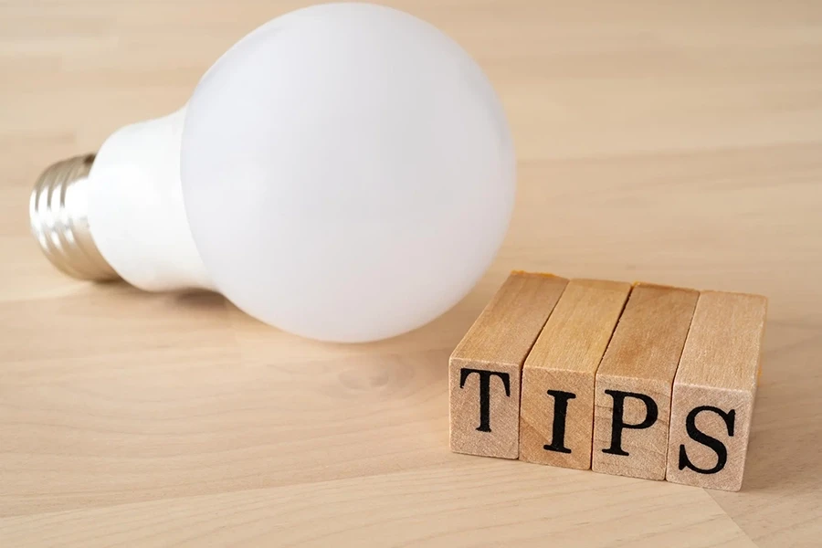 「TIPS」と書かれたスタンプと電球