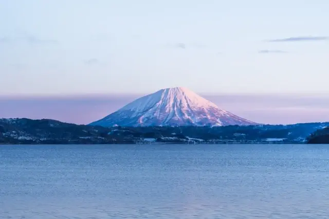 赤く染まる雪の羊蹄山