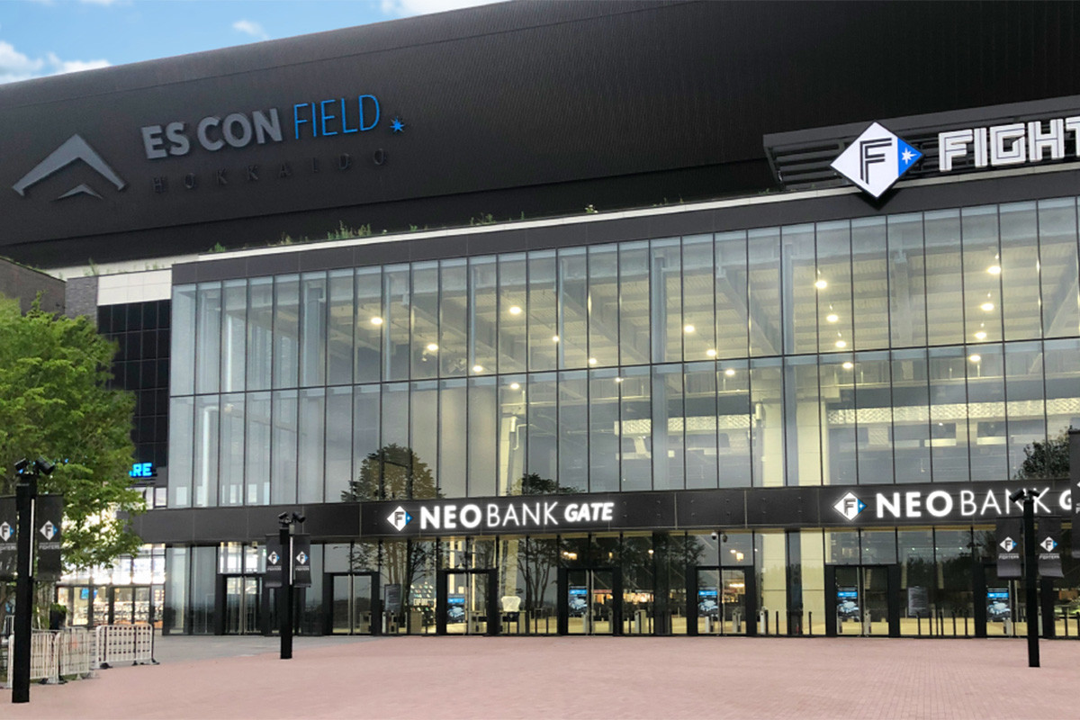 エスコンフィールドHOKKAIDO3塁側ゲート「F NEOBANK GATE(エフ