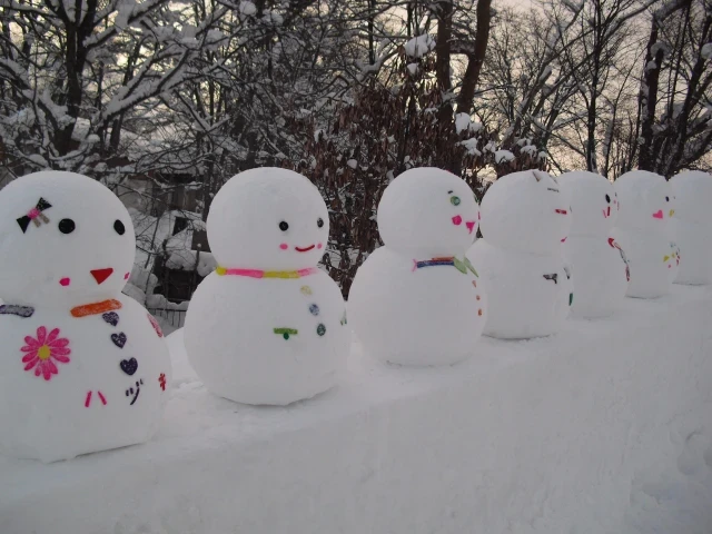 雪だるまたち