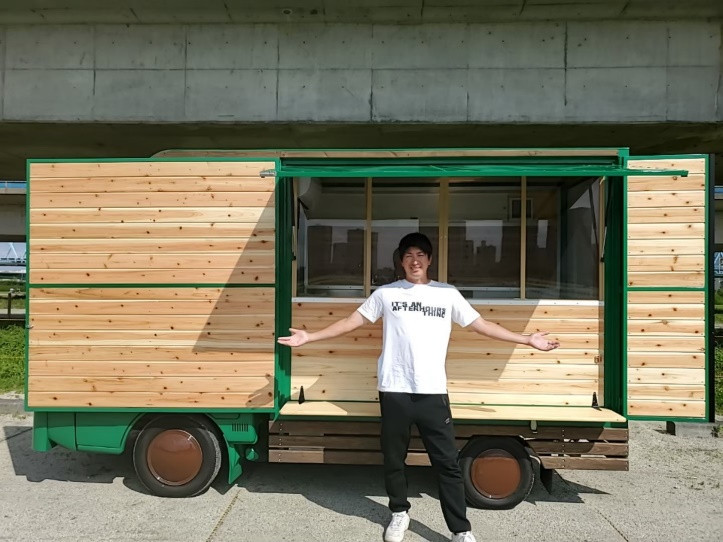 北海道日本ハムファイターズOB新垣勇人さんの キッチンカー「KAKILAND