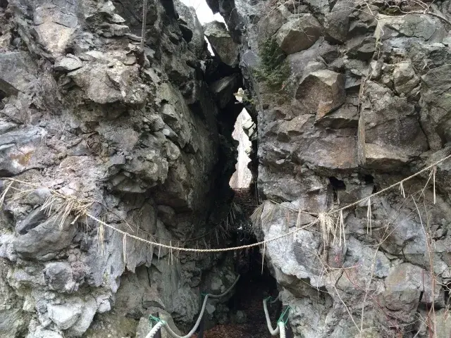 願望成就の大岩くぐり