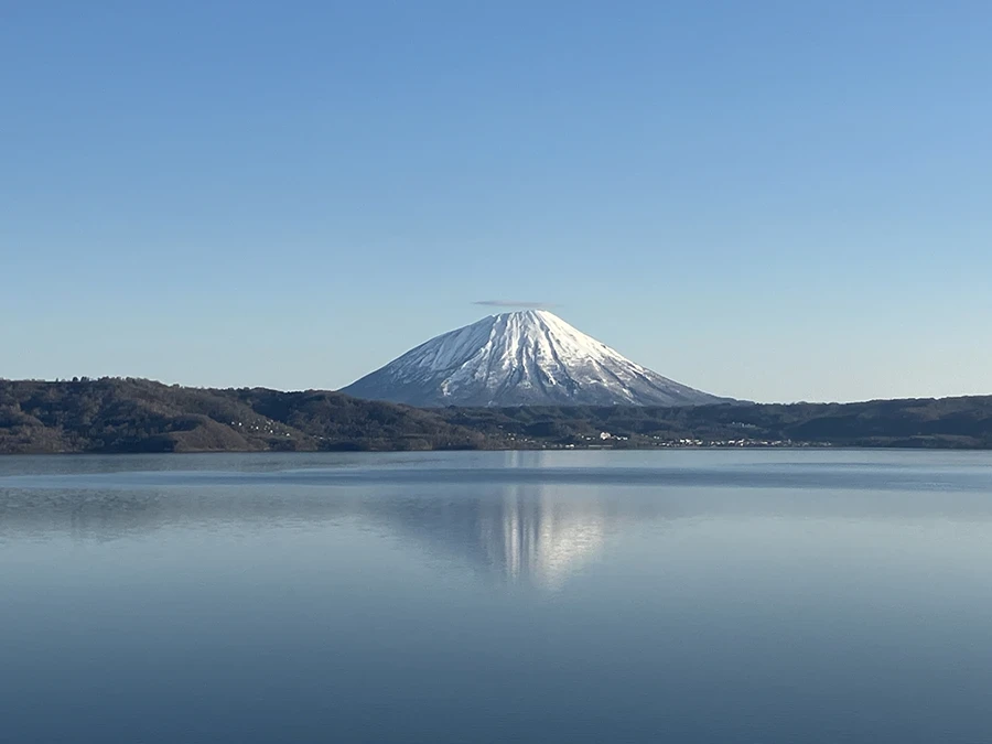湖面に映る羊蹄山
