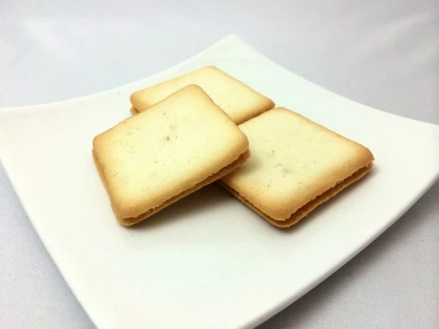 ホワイトチョコをラングドシャで挟んだ菓子