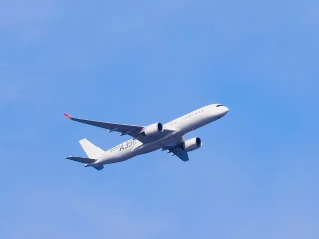 青空を飛ぶ旅客機