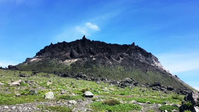西山方面から見る溶岩ドーム