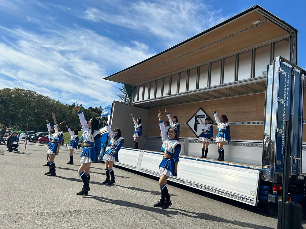 ポリーとファイターズガールのダンスショー