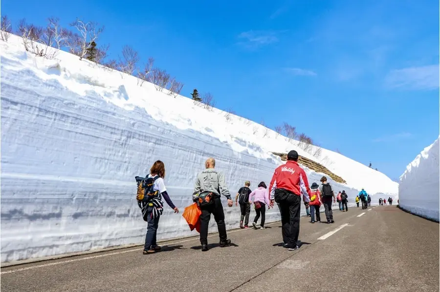 知床らうす雪壁ウォーク